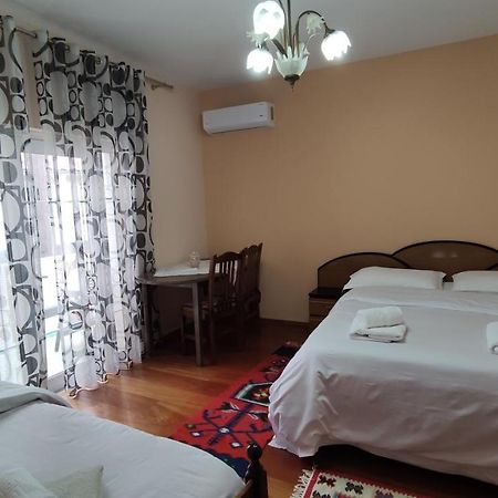 Guest House Katerina Korce Extérieur photo
