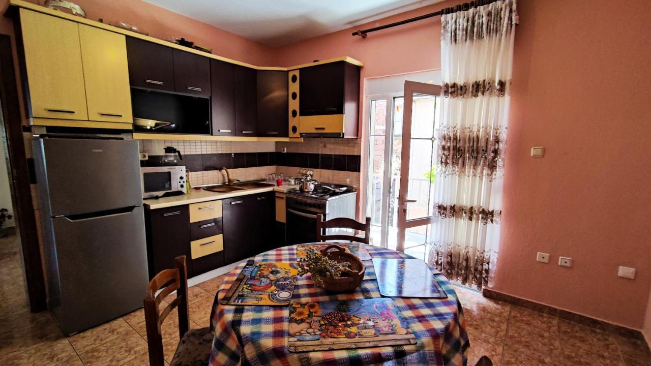 Guest House Katerina Korce Extérieur photo
