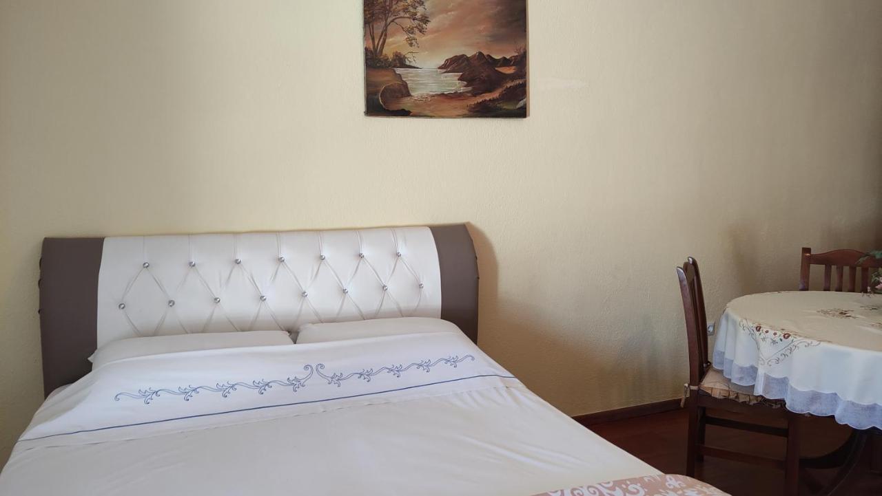 Guest House Katerina Korce Extérieur photo