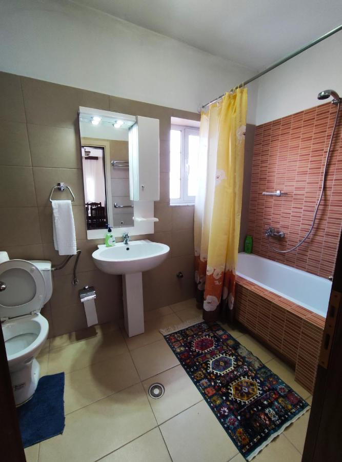 Guest House Katerina Korce Extérieur photo