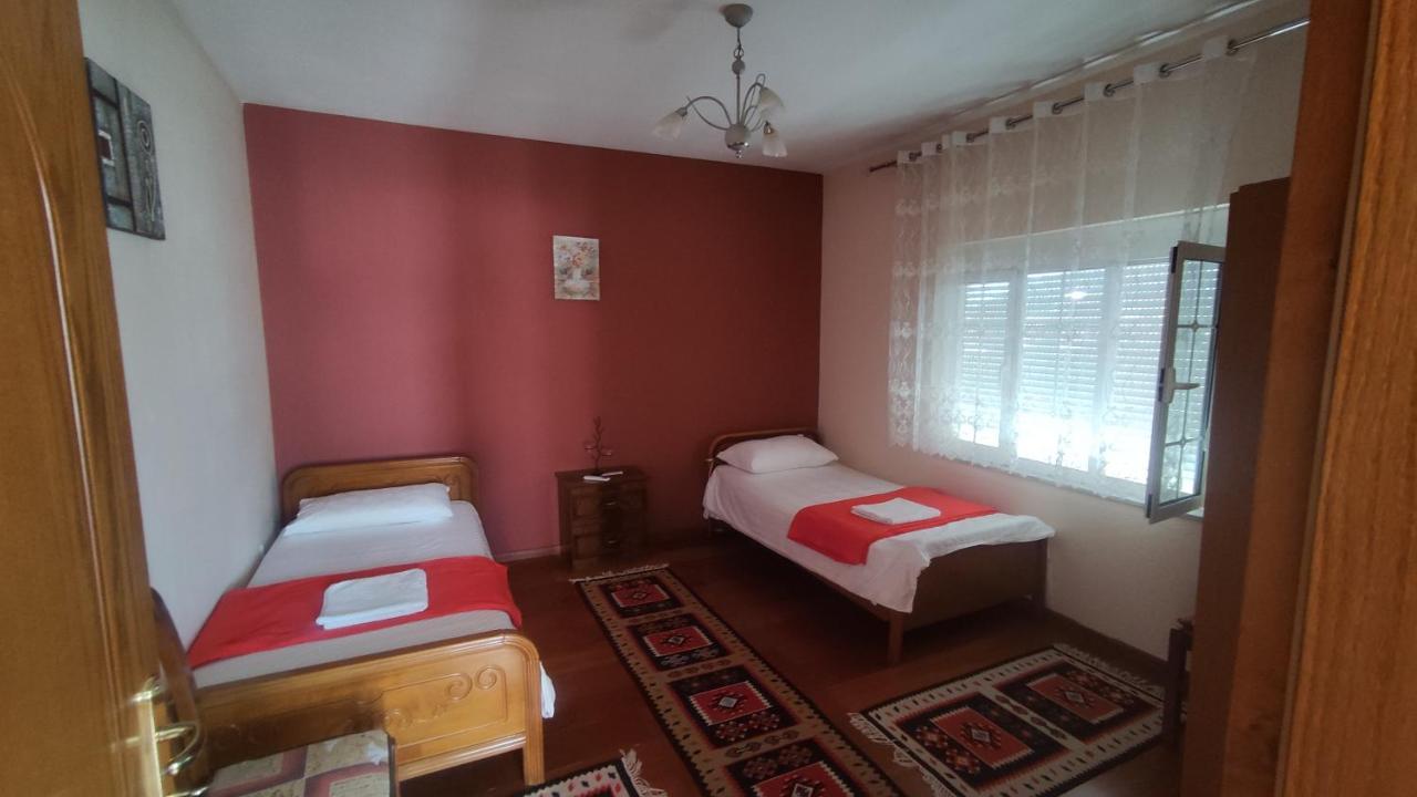Guest House Katerina Korce Extérieur photo