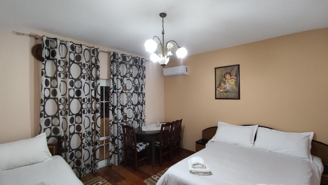 Guest House Katerina Korce Extérieur photo