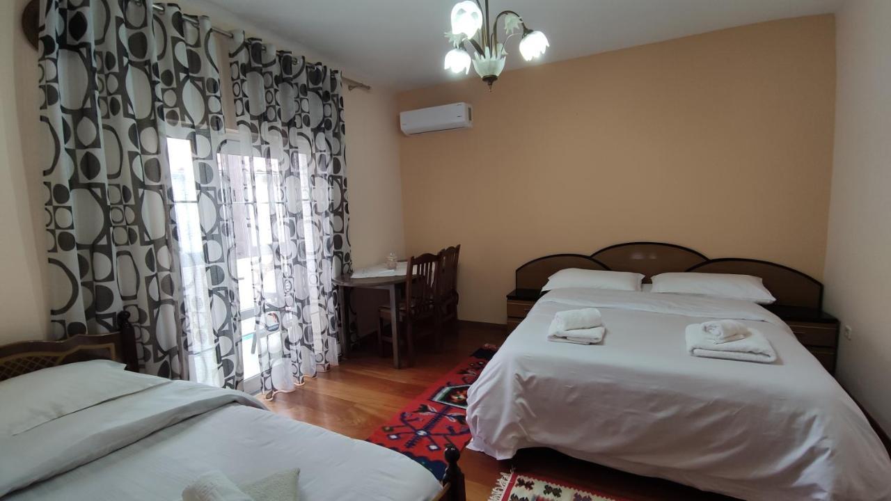 Guest House Katerina Korce Extérieur photo
